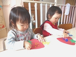 シールをペタペタ、いちご作り！
