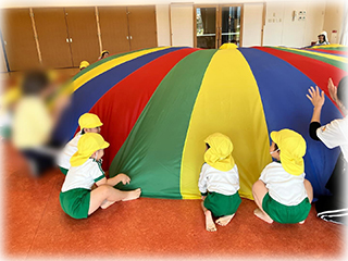 ばなな組さんのバルーン遊び　～宮古保育園～